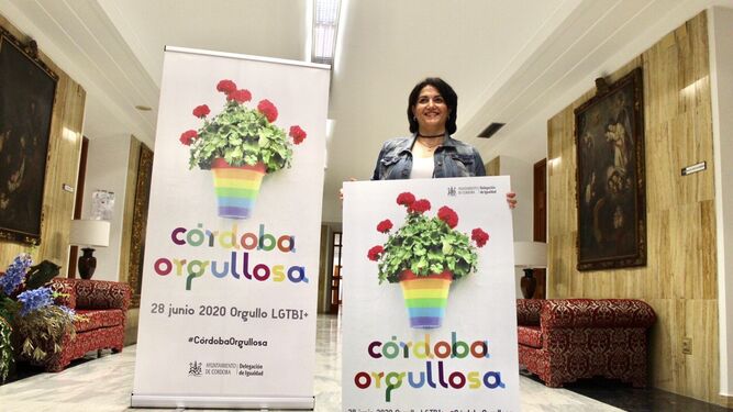 Eva Timoteo presenta el cartel del Orgullo de Córdoba este año.