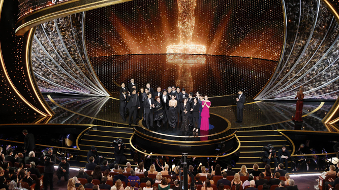 El equipo de la películas 'Parásitos', en la última gala de los Óscar.