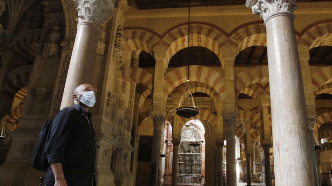 Un hombre con mascarilla visita la Mezquita-Catedral de Córdoba.