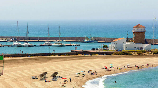 Playa de Almerimar junto al mayor puerto deportivo de Almería.