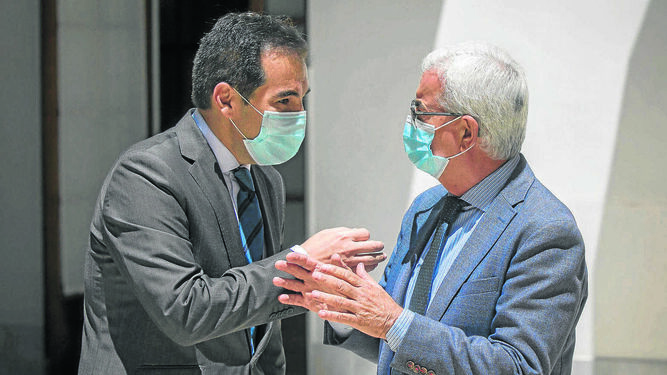 José Antonio Nieto y Manuel Jiménez Barrios continúan su discusión en el patio del Parlamento, tras el rifirrafe en el pleno.