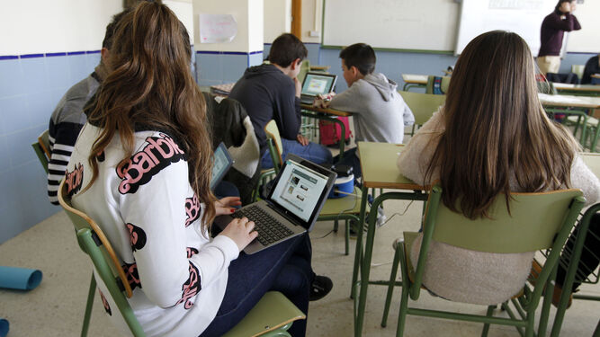 Alumnos de un instituto durante una clase digital.
