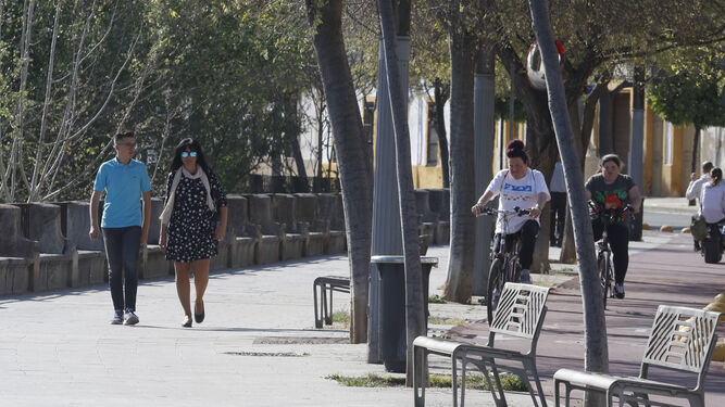 Varias personas caminan por la Ribera en Córdoba.