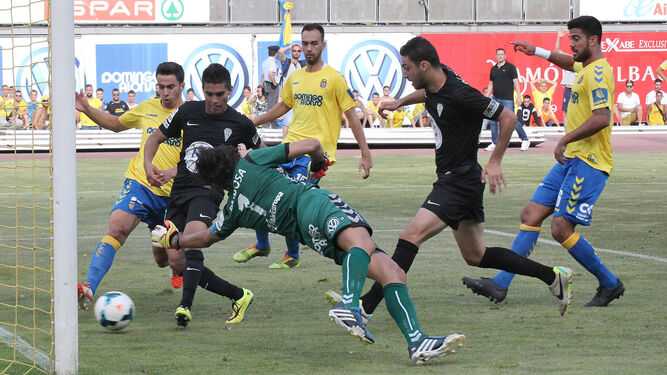 Uli Dávila empuja a la red anticipándose a Barbosa el balón que selló el 1-1 y el ascenso del Córdoba CF.
