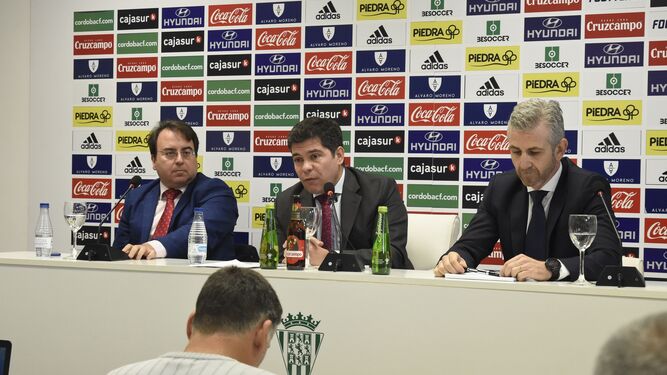 Francisco Estepa y Francisco Javier Bernabéu, en una rueda de prensa junto a Juan Ramón Cuadros.