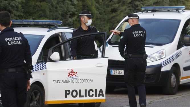 Agentes de la Policía Local de Córdoba durante el estado de alarma.