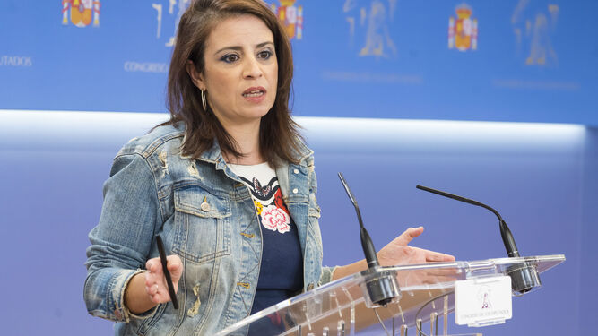 La portavoz del PSOE en el Congreso, Adriana Lastra, en rueda de prensa tras la reunión de la Junta de Portavoces este martes.