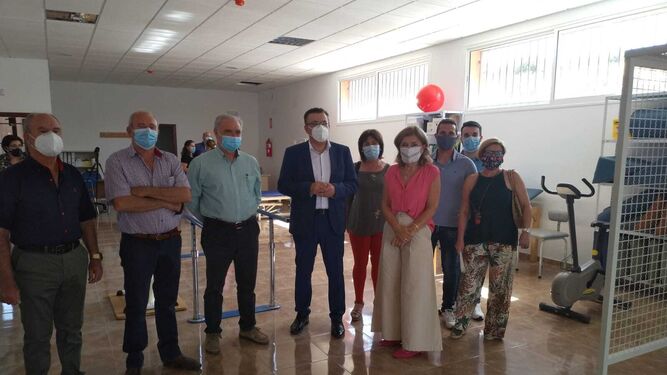 Las instituciones visitan la nueva sala de fisioterapia en Iznájar.