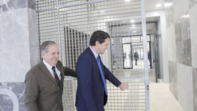 José María Bellido y Salvador Fuentes, en el edificio de la Normal reformado.