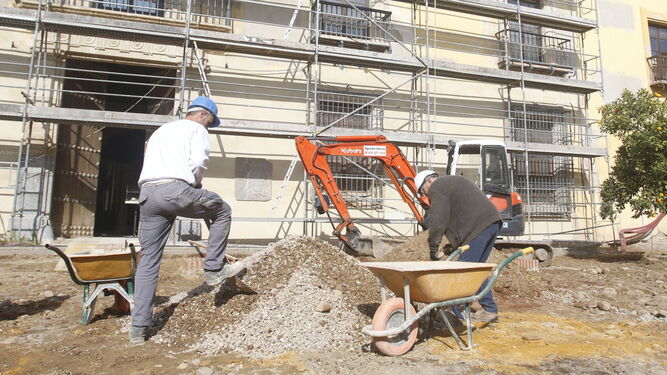 Dos obreros trabajan en una construcción en Córdoba.