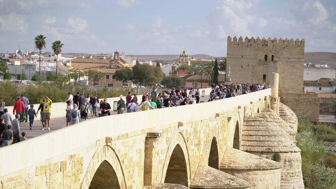 Turistas en el puente Romano.