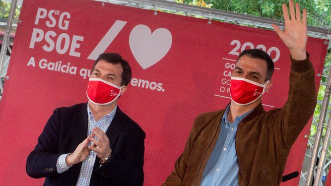 Sánchez con el candidato gallego Gonzalo Caballero.