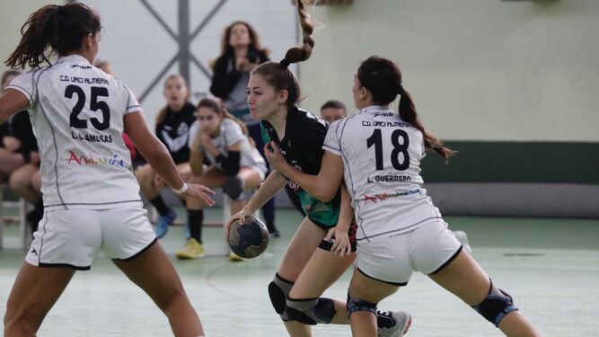 Irene García intenta superar a la defensa rival en un partido en La Fuensanta.