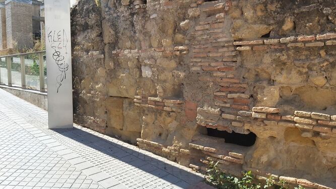 Boquete abierto en el muro del Templo Romano