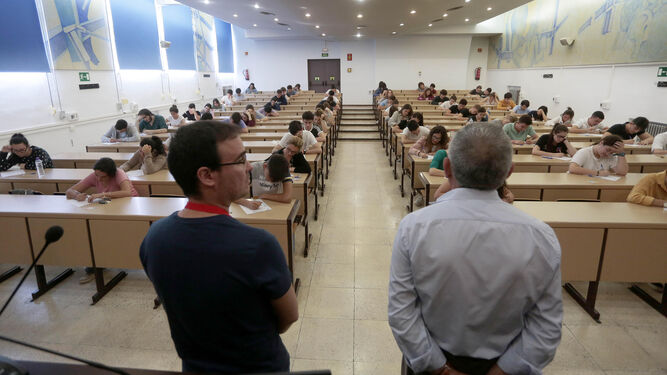 Alumnos durante los exámenes de Selectividad en Sevilla el pasado año.