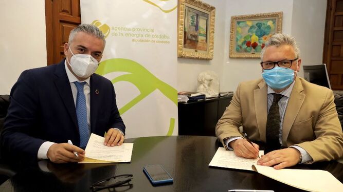 Víctor Montoro y Esteban Morales firman el acuerdo.
