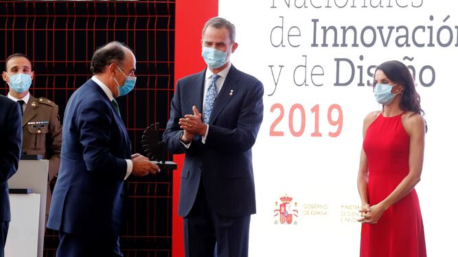 Ignacio Sánchez Galán recibe el premio de manos de don Felipe.