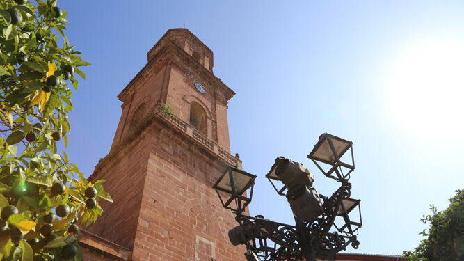 Torre de San Bartolom&eacute;, con el sol encima.