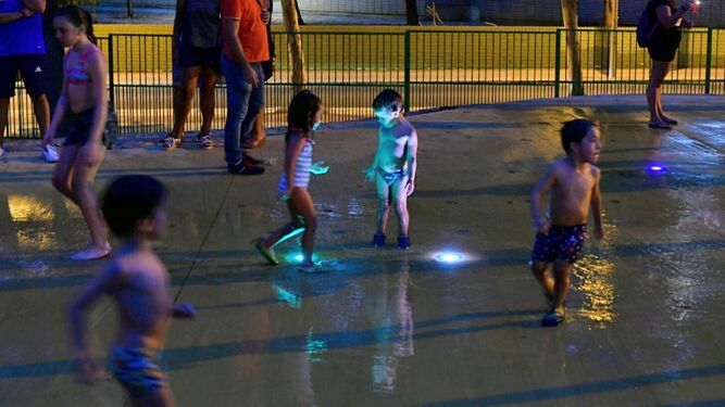 Varios niños juegan en una de las atracciones acuáticas de la Ciudad de los Niños.