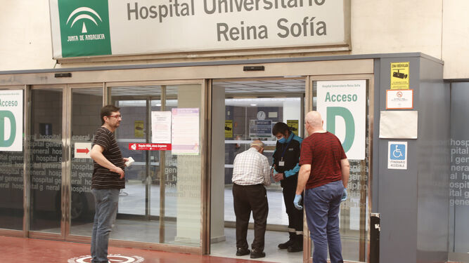 Varias personas acceden al Hospital Reina Sofía.