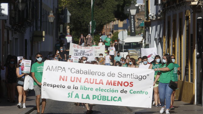 Marcha por Córdoba en contra del cierre de unidades en centro públlicos.