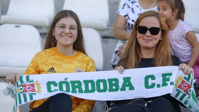Aficionadas del Córdoba CF en las gradas de El Arcángel.