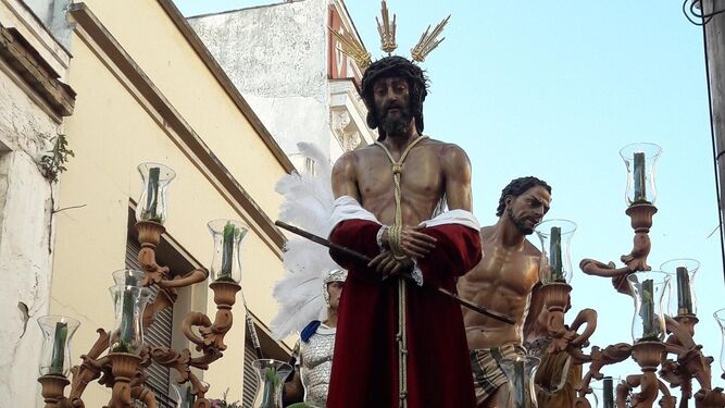 Nuestro Padre Jesús de los Afligidos procesionando por las calles de Puente Genil.