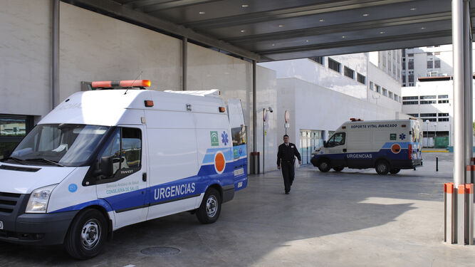 Una ambulancia en el servicio de Urgencias del Reina Sofía.