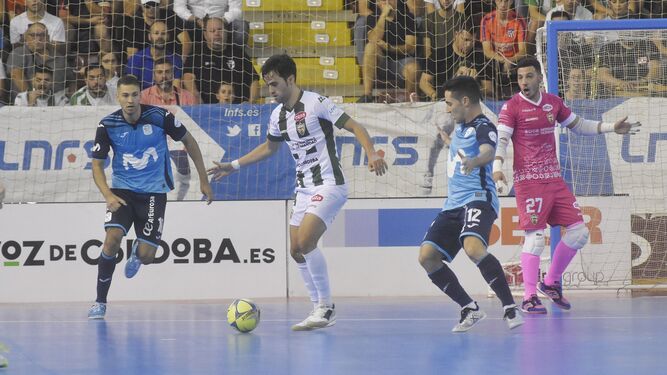Pablo del Moral conduce el balón ante Pito y Borja, del Movistar Inter, y su compañero Cristian.