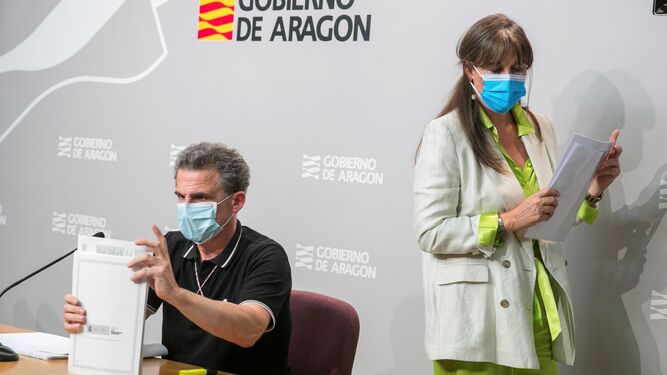 La consejera de Sanidad del Gobierno de Aragón, Sira Repollés (d), y el director general de Salud Pública, Francisco Javier Falo, durante su comparecencia.