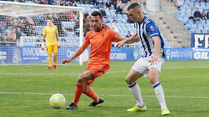 Imanol García controla un balón presionado por un jugador del Recreativo de Huelva.