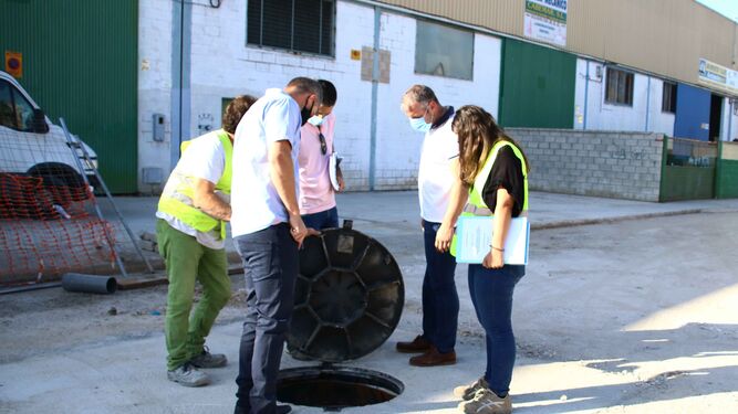 Un momento de la visita del alcalde de La Carlota al polígono industrial Gallardo.