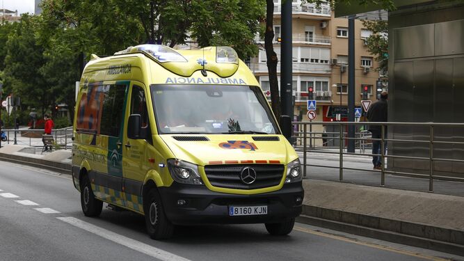 Una ambulancia por las calles de Granada.