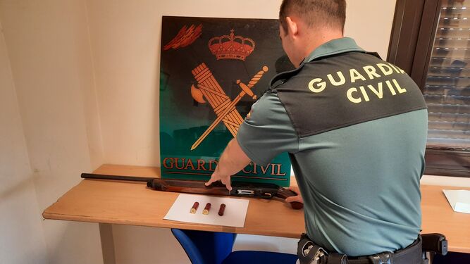 Escopeta y munición intervenidos por la Guardia Civil.