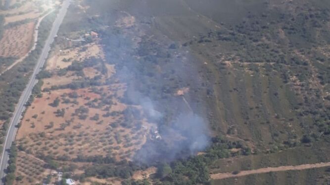 Vista del incendio de Santa Eufemia desde el helicóptero del Infoca.