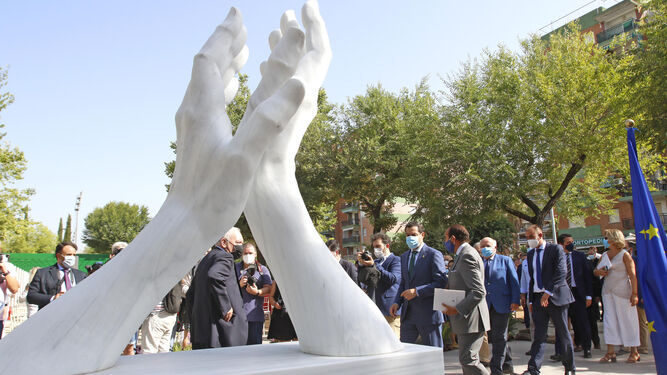 La escultura en honor a los sanitarios en C&oacute;rdoba, en fotos