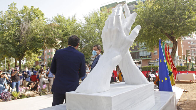 La escultura en honor a los sanitarios en C&oacute;rdoba, en fotos