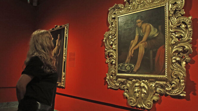 Una visitante observa el cuadro 'La chiquita piconera' en el museo Julio Romero de Torres.