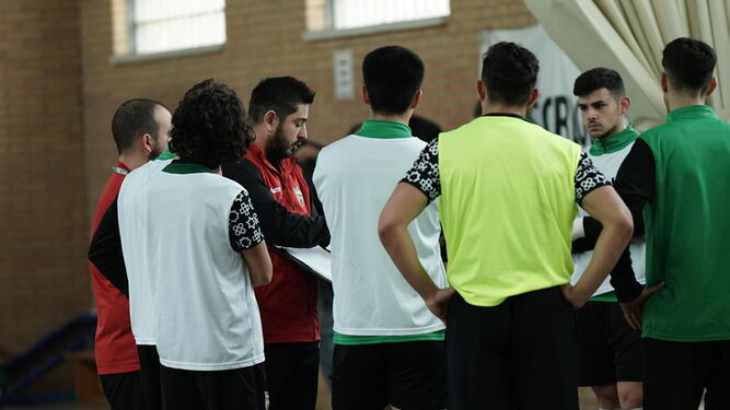Josan González da instrucciones a los jugadores durante un entrenamiento.