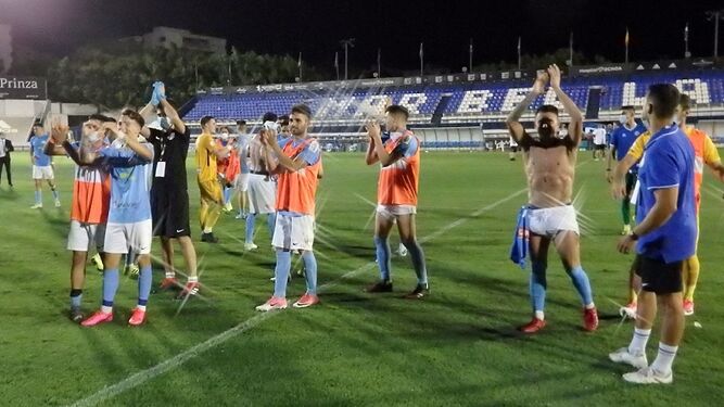Los jugadores del Ciudad de Lucena celebran su victoria ante el Xerez DFC.