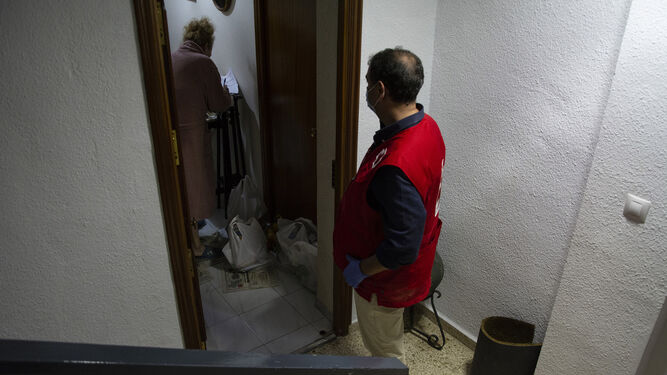 Un trabajador de Cruz Roja durante una visita domiciliaria a una persona mayor.