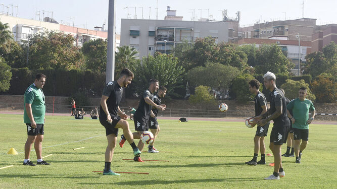 Los jugadores del Córdoba CF se ejercitan en El Fontanar, en septiembre de 2018, por la resiembra de la Ciudad Deportiva.