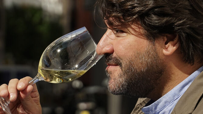 Rafael Bellido cata los aromas de una copa de vino blanco.