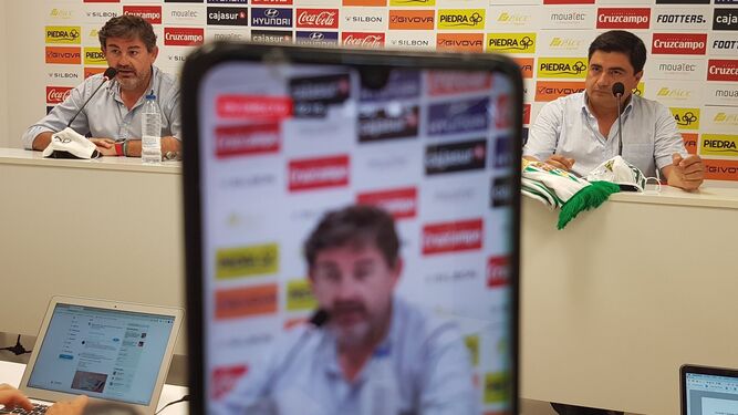 González Calvo, captado en la pantalla del móvil, durante su rueda de prensa con García Román.
