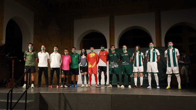 Los jugadores y técnicos del Córdoba CF y el Córdoba Futsal posan con las nuevas equipaciones.