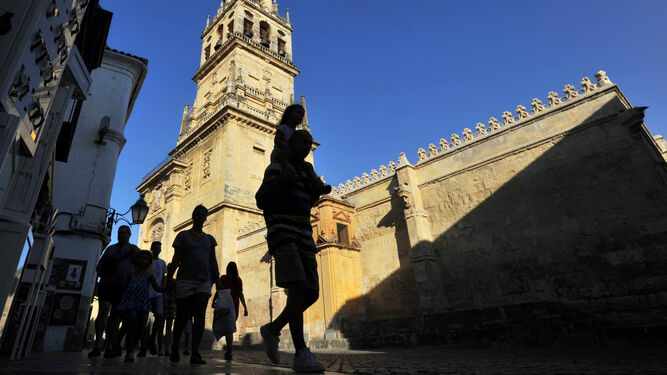 Un grupo de turistas camina junto a la Mezquita-Catedral