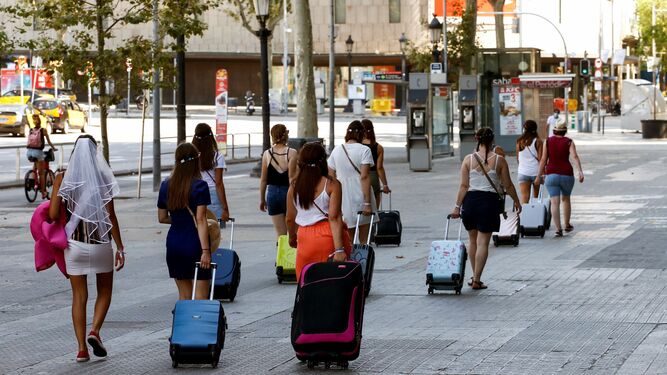 Turistas caminan por las calles de Barcelona tras la confirmación de que Reino Unido impondrá la cuarentena a los que viajen desde España.