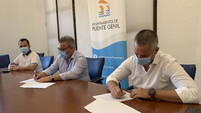 Momento de la firma del acuerdo entre el Ayuntamiento y Asojem.