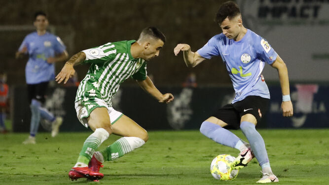 Luismi intenta superar a un jugador del Betis Deportivo en la final del 'play off' de ascenso.