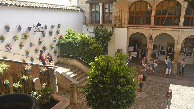 Turistas, antes de la crisis del covid-19, en el Zoco Municipal de Córdoba.